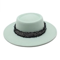 Detalle de sombrero boater verde menta con cinta decorativa deshilachada blanca y negra - M (56-58cm) / Verde menta