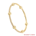 Macro di un bracciale placcato in oro con zirconi con larghezza di 6,0 mm - Bracciale Rigido con Perle Dorate VL557