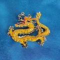 Exquise broche de dragon style chinois en émail jaune doré avec détails d'écailles fins - Dragon d'Or Totem