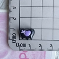 Vista macro che misura il ciondolo a cuore in resina nera con croce viola - 04*Nero Viola Cuore di Croce Mini