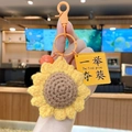 Portachiavi a girasole all'uncinetto fatto a mano con campanellino su sfondo sfocato - Successo Girasole (Portachiavi)