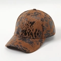 Primer plano de la textura de leopardo y tela cepillada en una gorra de béisbol de moda - Leopardo Café