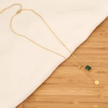 Dettaglio della collana smeraldo oro con catena a graffetta e ciondolo tondo lucido - Stile a Doppio Strato Catena a Graffetta con Smeraldo Quadrato (3#)