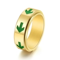 Dettaglio macro dell'anello rotante dorato con motivo a freccia verde su acciaio lucido - US 6 / Oro