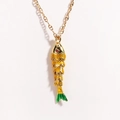 Detail van gouden vis hanger met groen email en rode edelsteen ogen aan ketting - Gele vis