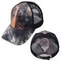 Detalle de gorra tie-dye para coleta con malla transpirable y apertura para el cabello - Ajustable / Tie-Dye Marrón (Gorra con Cola de Caballo)