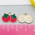 Coppia di ciondoli a ciliegia dorati con smalto rosso e righello per riferimento taglia - 1 Pezzo Duo di Cachi Rosso 12x18mm