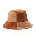 Vue détaillée de la texture en peluche bicolore et agneau sur un chapeau bob d'hiver - M (56-58cm) / Brun Clair et Beige Patchwork