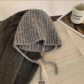Graue Strickmütze mit Bändern im Fair-Isle-Retro-Stil und dicker, warmer Textur - Eimerzopf-Grau