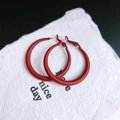 Primer plano de aretes de aro en forma de C rojo mate sobre papel blanco con textura - Pasador de Plata-Rojo Vino