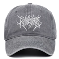 Détail macro de broderie gothique sur casquette punk en coton délavé gris foncé - Réglable / Gris