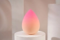 Esponja de maquillaje degradada rosa y naranja sobre un pedestal blanco liso - lágrima / Rosa Fluorescente Degradado