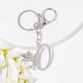 Details des silbernen Feen-Schlüsselanhängers mit Strasssteinen und Metallanhänger - Stil O / Silber