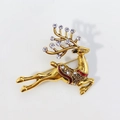 Macro di una spilla a forma di renna dorata con strass lucidi e smalto rosso fine - Posa di Salto-Oro Smalto Rosso (LU-1)