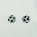 Vue détaillée des boucles d'oreilles ballon de foot à paillettes argentées et noires - Football-Paillettes Noir Blanc Argent