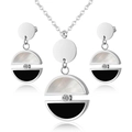 Set minimalista di collana e orecchini con guscio bianco e nero e cristallo centrale - Argento