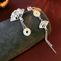 Détail de boucles d'oreilles en jade en forme d'éventail avec pompons élégants - Style Pompon Éventail Asymétrique / Tige d'oreille en argent-Vert