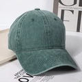 Detailansicht der gewaschenen grünen Denim-Basecap mit Vintage-Nähten und gebogener Krempe - Armeegrün