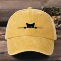 Detalle de una gorra de algodón amarilla con bordado de gato negro sobre una superficie de madera - Talla única / Amarillo