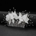 Dettaglio del pettine sposa con fiori di seta bianchi, perle e cristalli - Argento