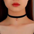 Dettaglio del choker in velluto con ciondolo a scatola regalo di Natale rossa e fiocco d'oro - Stile Scatola Regalo Rossa (Gift A-778)