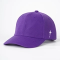Détail de la casquette violette avec broderie croix blanche et texture en sergé de coton - Taille unique / Violet