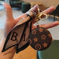 Porte-clés miroir en cuir monogramme marron avec ruban beige et pendentif doré - Monogramme Marron