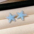 Gros plan détaillé de boucles d'oreilles étoile de mer bleues avec texture givrée - 34# Tige d'oreille en argent - Bleu