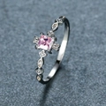 Eleganter Silberring mit quadratischem rosa Edelstein und seitlichen Diamantakzenten - US 7 / Platiniert Rosa Zirkonia