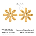 Détail des boucles d'oreilles marguerites en acier inoxydable plaqué or 18 carats - Fleur Dorée (YYE025226-G)
