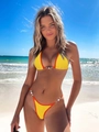 Dettaglio bikini a coste giallo con catena dorata e perle su sfondo spiaggia - S / Giallo