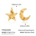 Detailansicht der goldenen Hammerschlag-Ohrringe mit Stern, Mond und Größenangaben - Goldener Stern & Mond Asymmetrischer Gehämmerter Stil(YYE023395)