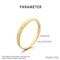 Dettaglio del bracciale ritorto in acciaio inossidabile oro da 60x50x9mm - Stile Metà Intrecciato Metà Liscio (KB202829-SP)