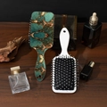 Elegante haarborstelset met marmerprint op donkere houten achtergrond met cosmetica - Groen (Groen Goud Marmer)