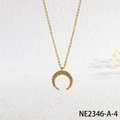 Dettaglio macro della collana a mezzaluna dorata con zirconi su sfondo materico - Corno di Zirconia Bianca in Oro (NE2346-A-4)