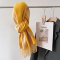 Sciarpa bicolore gialla e beige effetto cashmere con nappe su una gruccia - Giallo Beige