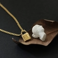 Gouden 18K vergulde grove ketting met hangslot hanger op zwarte achtergrond luxe - Goud