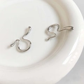 Μίνιμαλ ασημένια σκουλαρίκια ear cuff με ακανόνιστο αεροδυναμικό μεταλλικό σχέδιο - Ασημί
