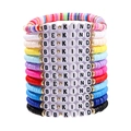 Set da 12 braccialetti bohémien in perline Heishi con lettere dell'alfabeto BE KIND - Set di Dodici Braccialetti con Lettere in Argilla Polimerica Colorata (SY0607-1)
