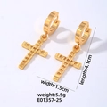 Vista dettagliata di orecchini a croce in acciaio dorato con dimensioni 4,1 cm per 1,5 cm - Stile Ciondolo a Croce Lunga (E01357-25)