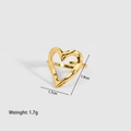 Detalle de dimensiones y peso de un anillo de corazón minimalista en acero inoxidable dorado - Estilo Corazón Martillado (YYR023057)