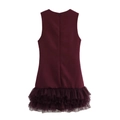Détail d'une robe sans manches bordeaux avec fermeture éclair invisible et ourlet en tulle - XS / Bordeaux