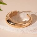 Gepolijste gouden onregelmatige geometrische manchet op witte natuursteen decor - Glad Oppervlak (HB3680) / Goud