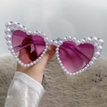 Occhiali da sole a cuore con montatura di perle e lenti glitter rosa in mano - Montatura Viola Luccicante Lenti Viola