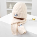 Detalle del conjunto de gorro y bufanda de punto crema con bordado de perro salchicha - Beige