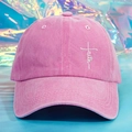 Dettaglio del cappellino rosa faith con ricamo bianco su sfondo con riflessi olografici - Taglia unica / Rosa