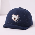 Dettaglio cappello neonato con ricamo orsetto e pois grigi su cotone blu scuro morbido - 48cm (6M-2A) / Blu navy