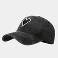 Dettaglio del ricamo a cuore sul cappellino da baseball in denim lavato grigio - Nero
