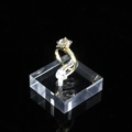 Elegante anello in oro con gemma solitaria rotonda su supporto espositivo in acrilico - 4*4*1.2CM / Trasparente