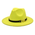 Dettaglio del cappello fedora verde neon con cinturino in pelle e catena dorata - Giallo Neon